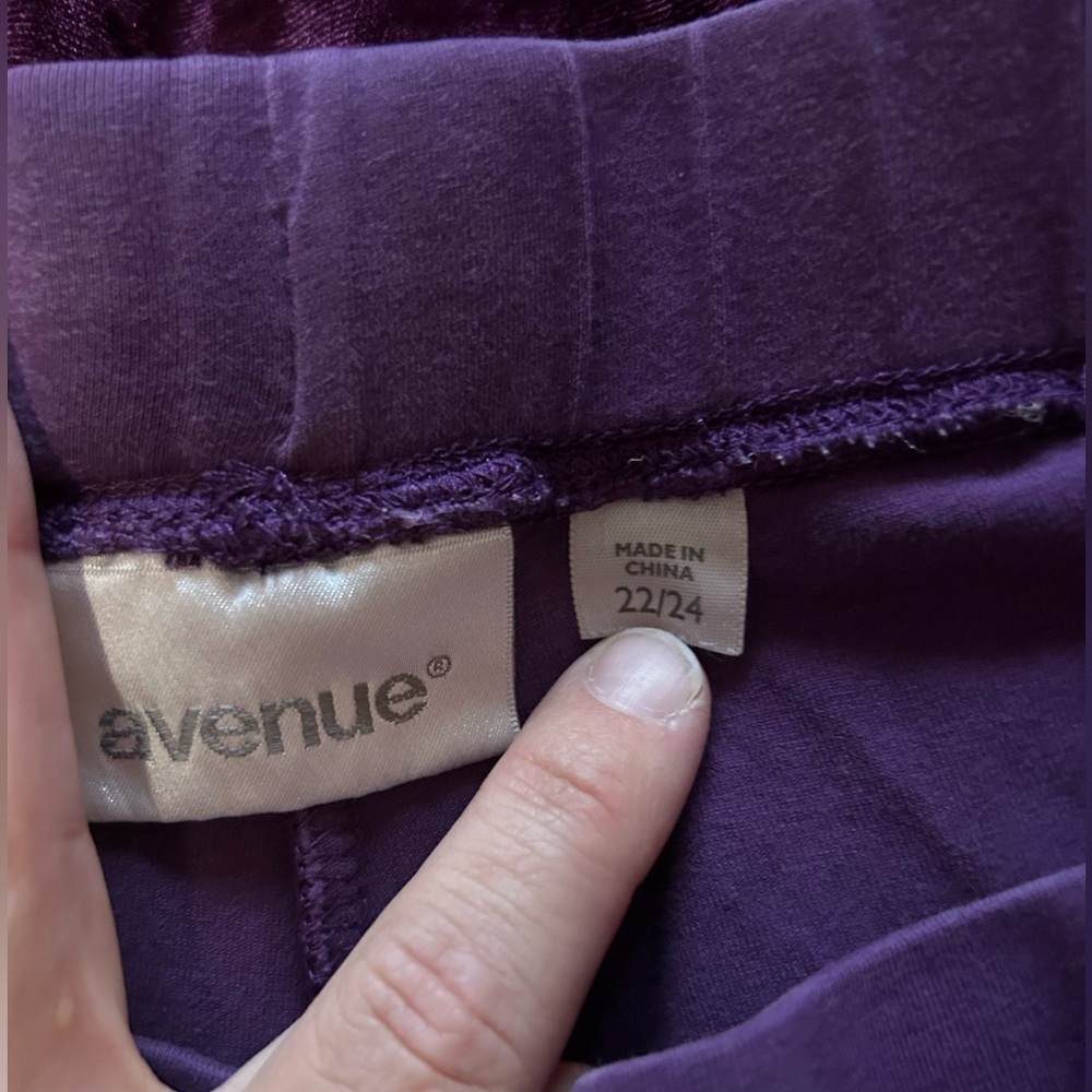 Dark purple capris! Avenue! 22/24